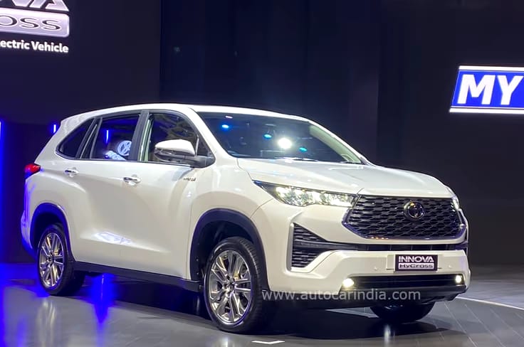 Toyota Innova Hycross मार्केट में मचा दिया हंगामा