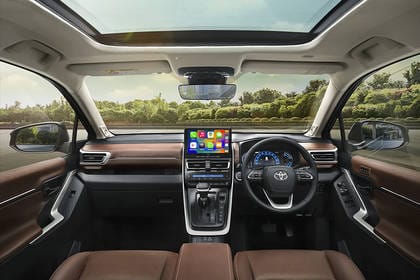 Toyota Innova Hycross मार्केट में मचा दिया हंगामा