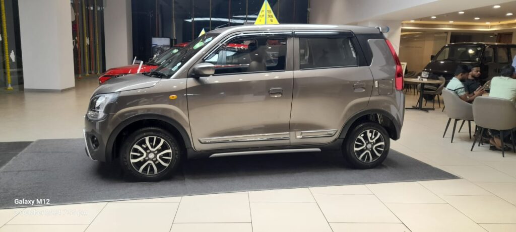 India की नंबर -1 कार पूरे देश में चला जादू करोड़ से ज्यादा लोगों ने खरीदी ये कार चलिए जानते हैं